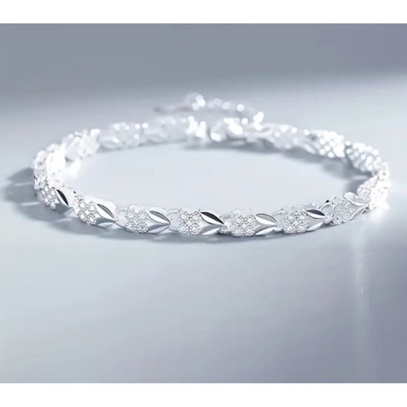 Women's Four-leaf Clover Silver Color Bracelet Gift - Picture 4 of 6